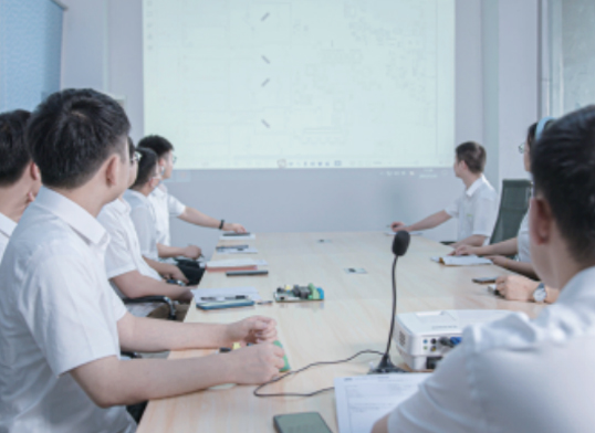 研發團隊會議室討論